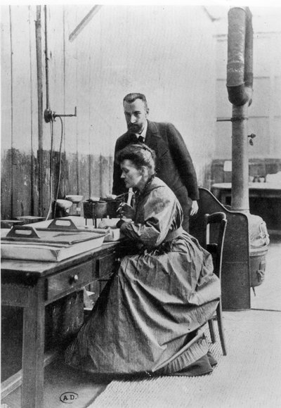 Pierre (1859-1906) und Marie Curie (1867-1934) in ihrem Labor, um 1903 von French Photographer